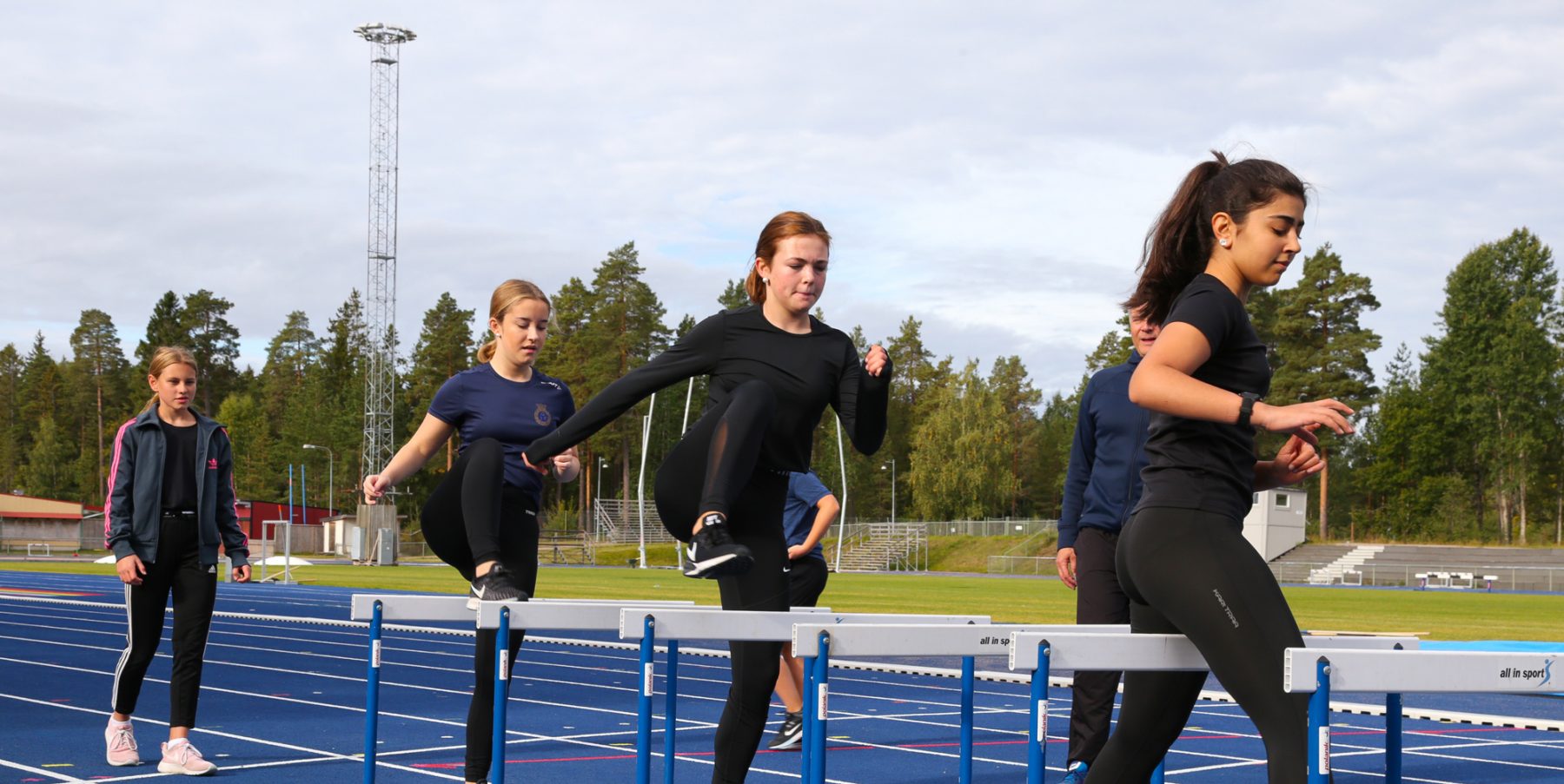 Elever som tränar häcklöping på Prolympia