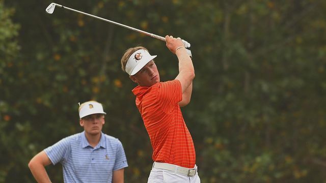 Pontus Nyholm som spelar golf