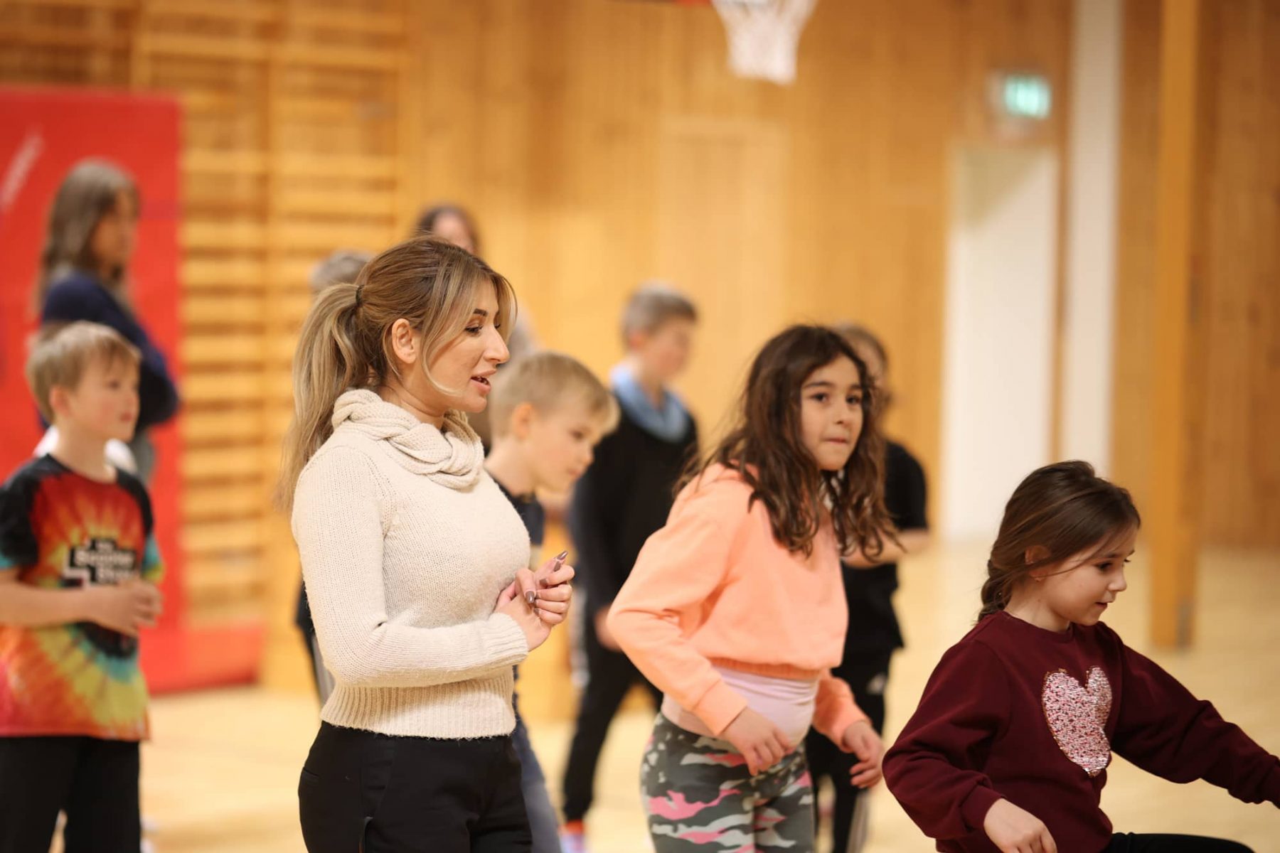 Elever och lärare i gymnastiksal på Prolympia