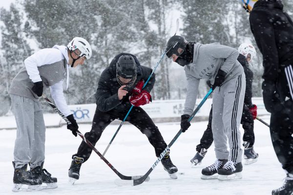 Elever som spelar bandy på Prolympia