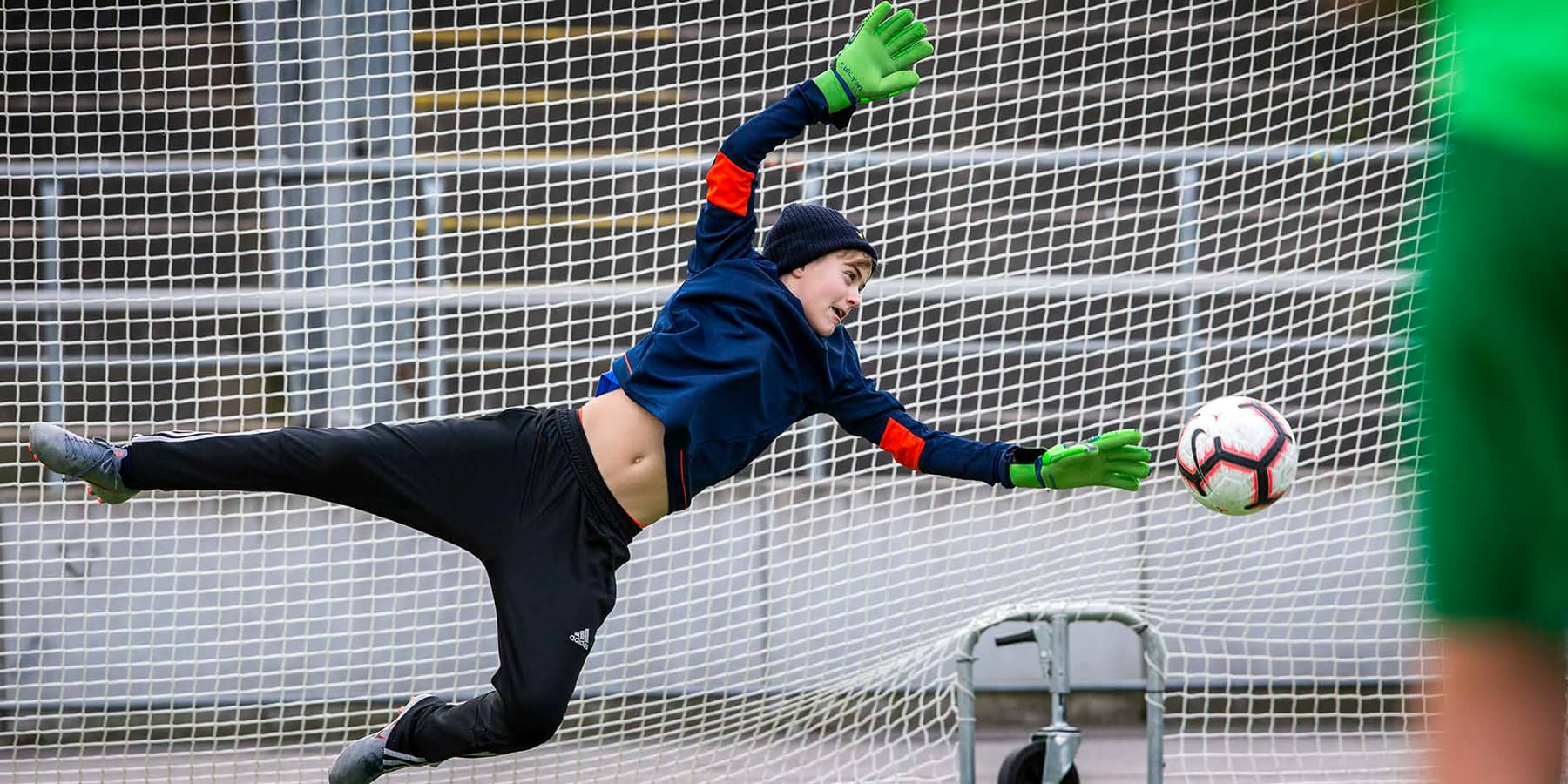 Fotbollsmålvakt som kastar sig i målet