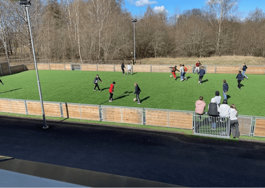 Skolgård med konstgräs på Prolympia Norrköping