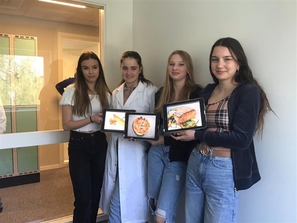 Fyra elever från Prolympia Norrköping som visar upp arbete