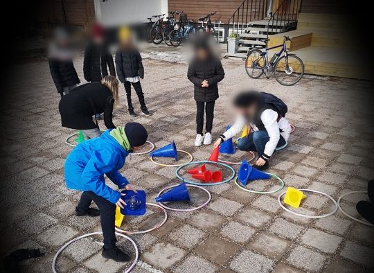 Elever som leker på Prolympias skolgård