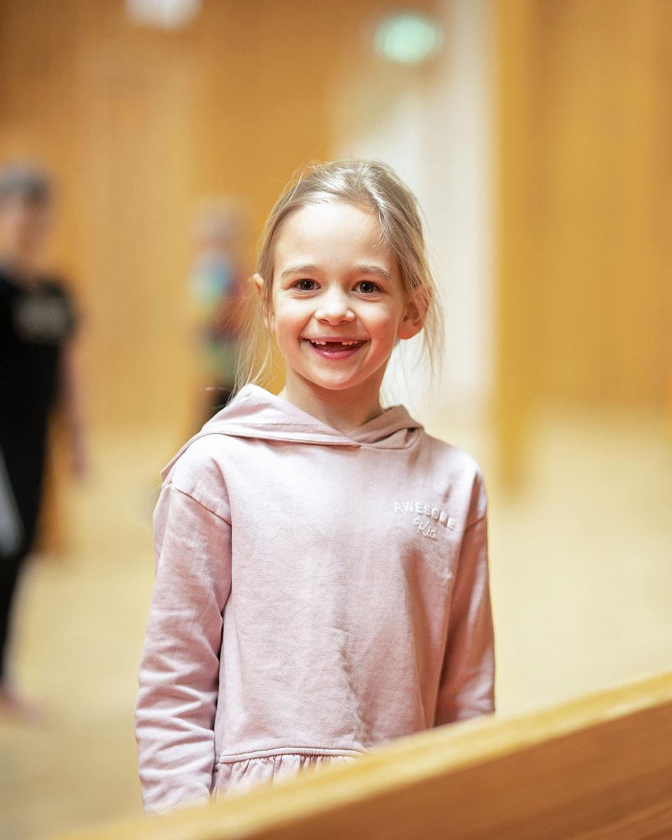 Glad elev i gymnastiksal