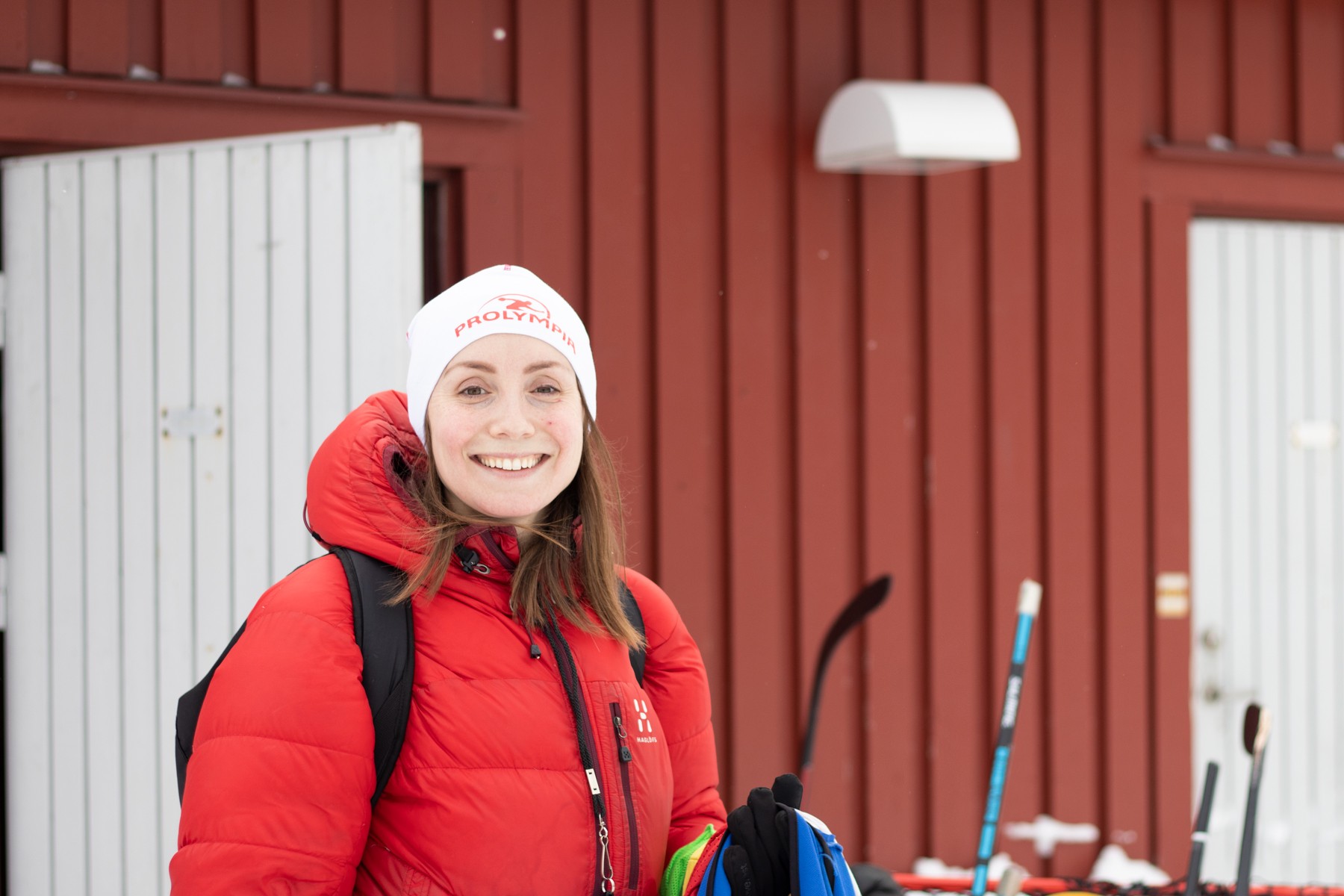 Lärare utomhus med redskap
