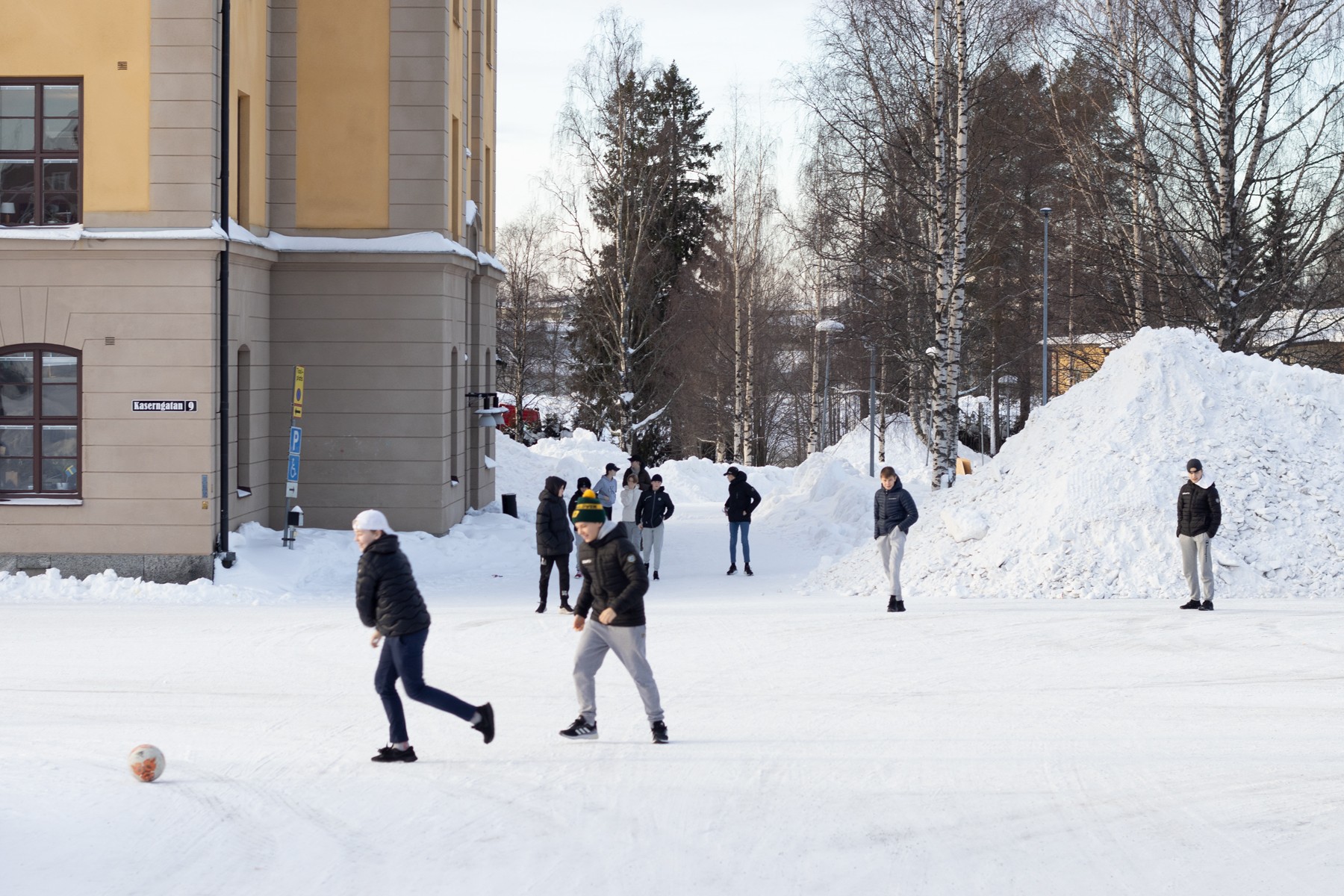 Elever leker på skolgård