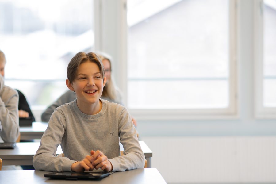 Glad elev i klassrum under lektion
