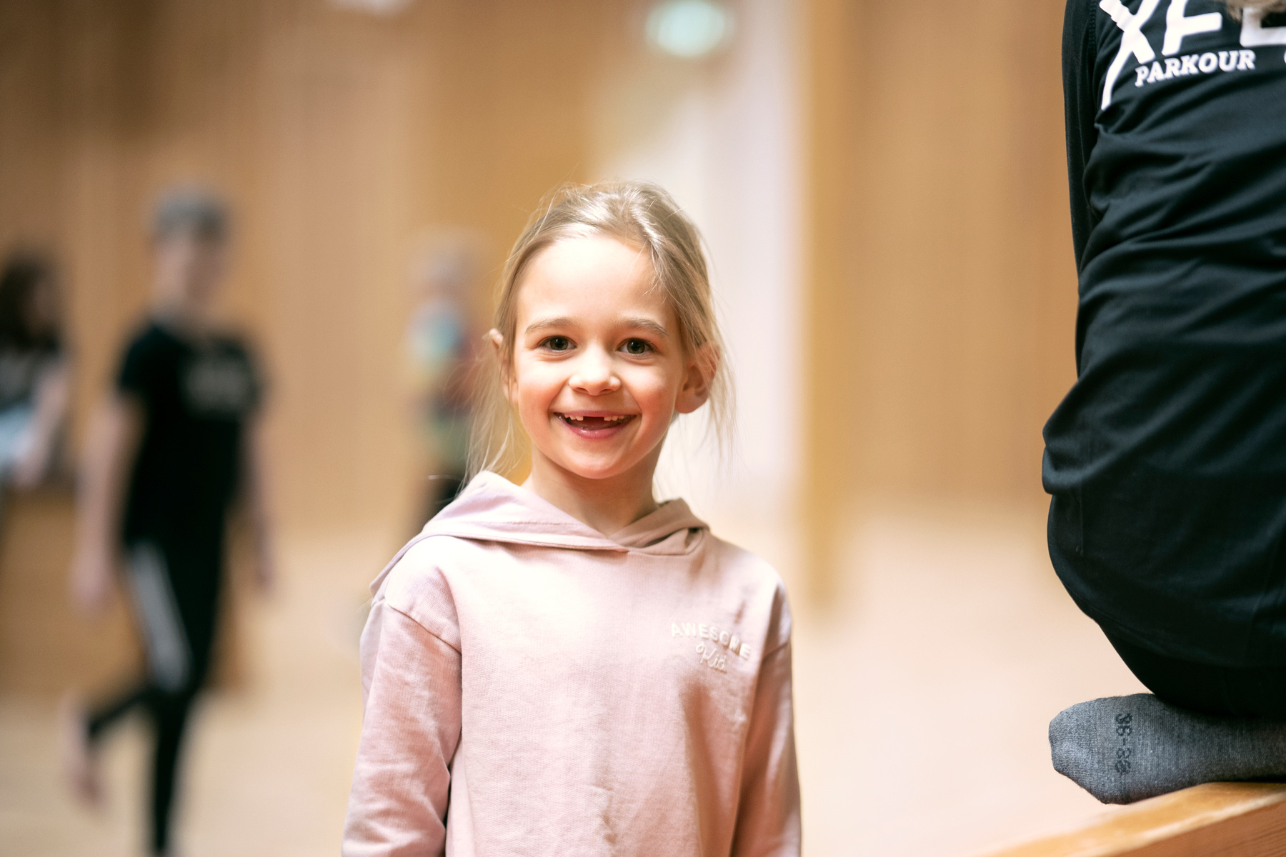 Elev i gymnastiksal