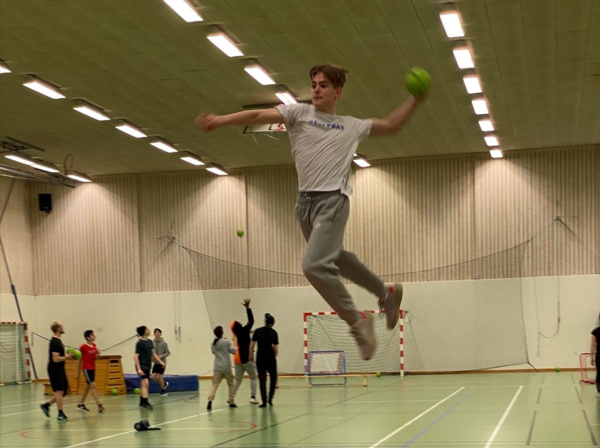 Elev på Prolympia hoppar med handboll i handen
