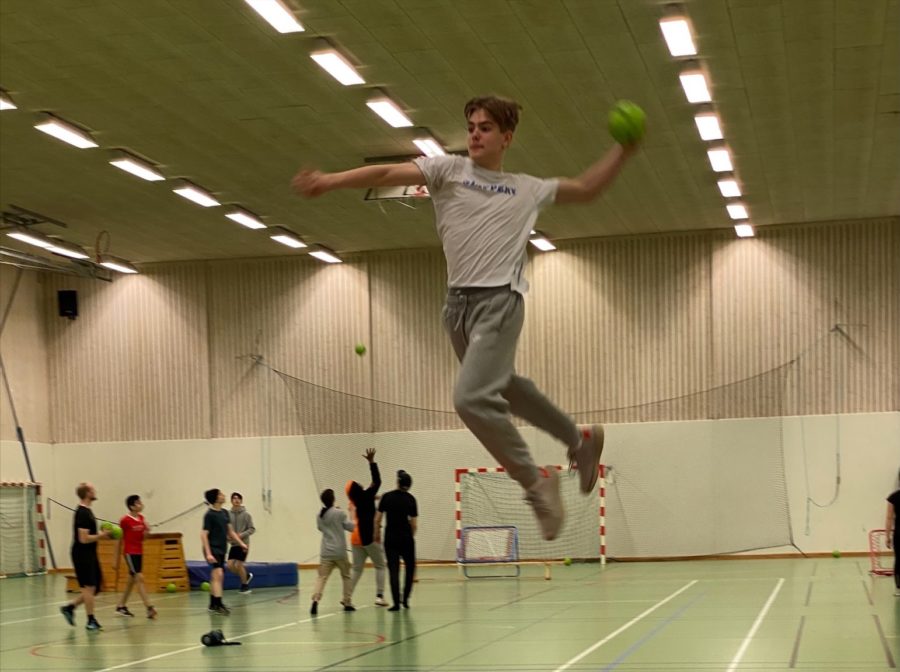 Elev på Prolympia hoppar med handboll i handen