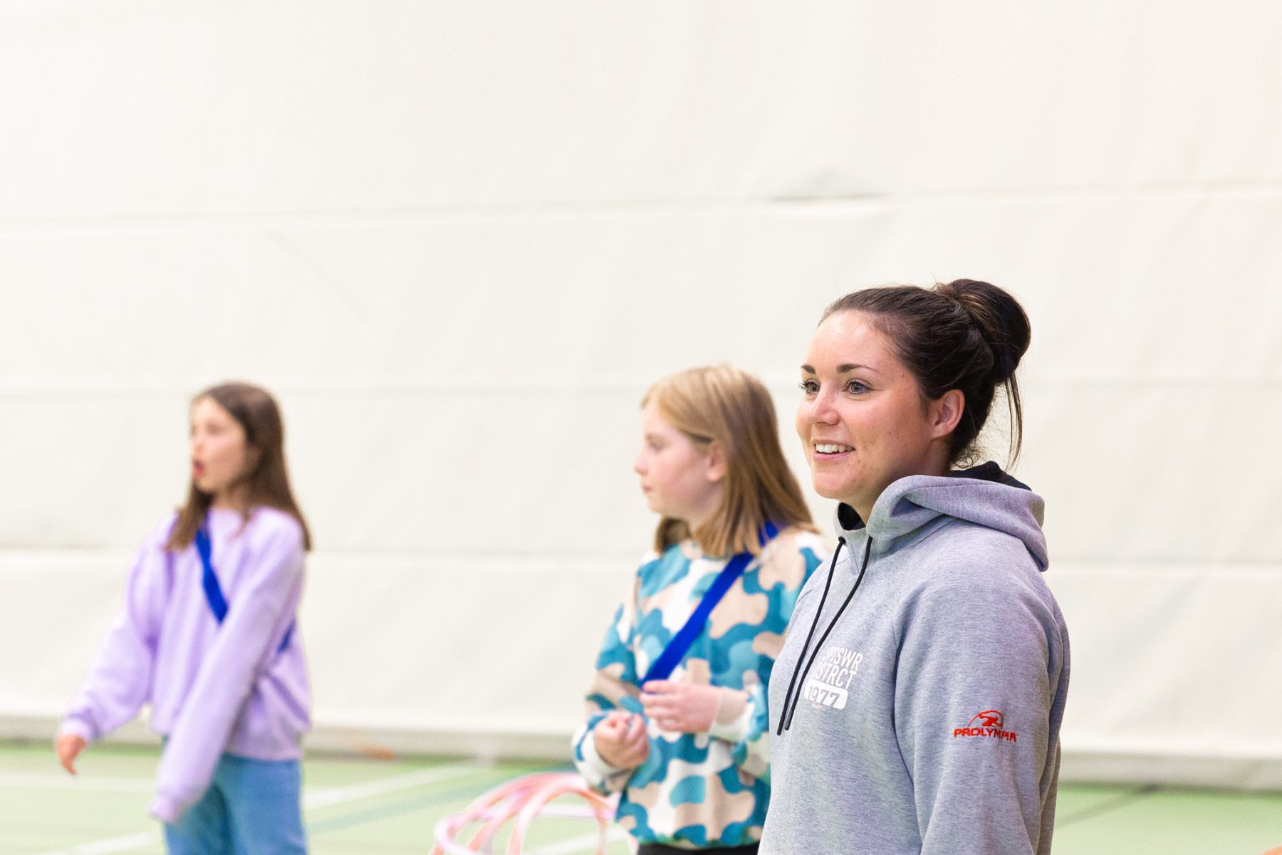 Lärare och elever i gymnastiksal