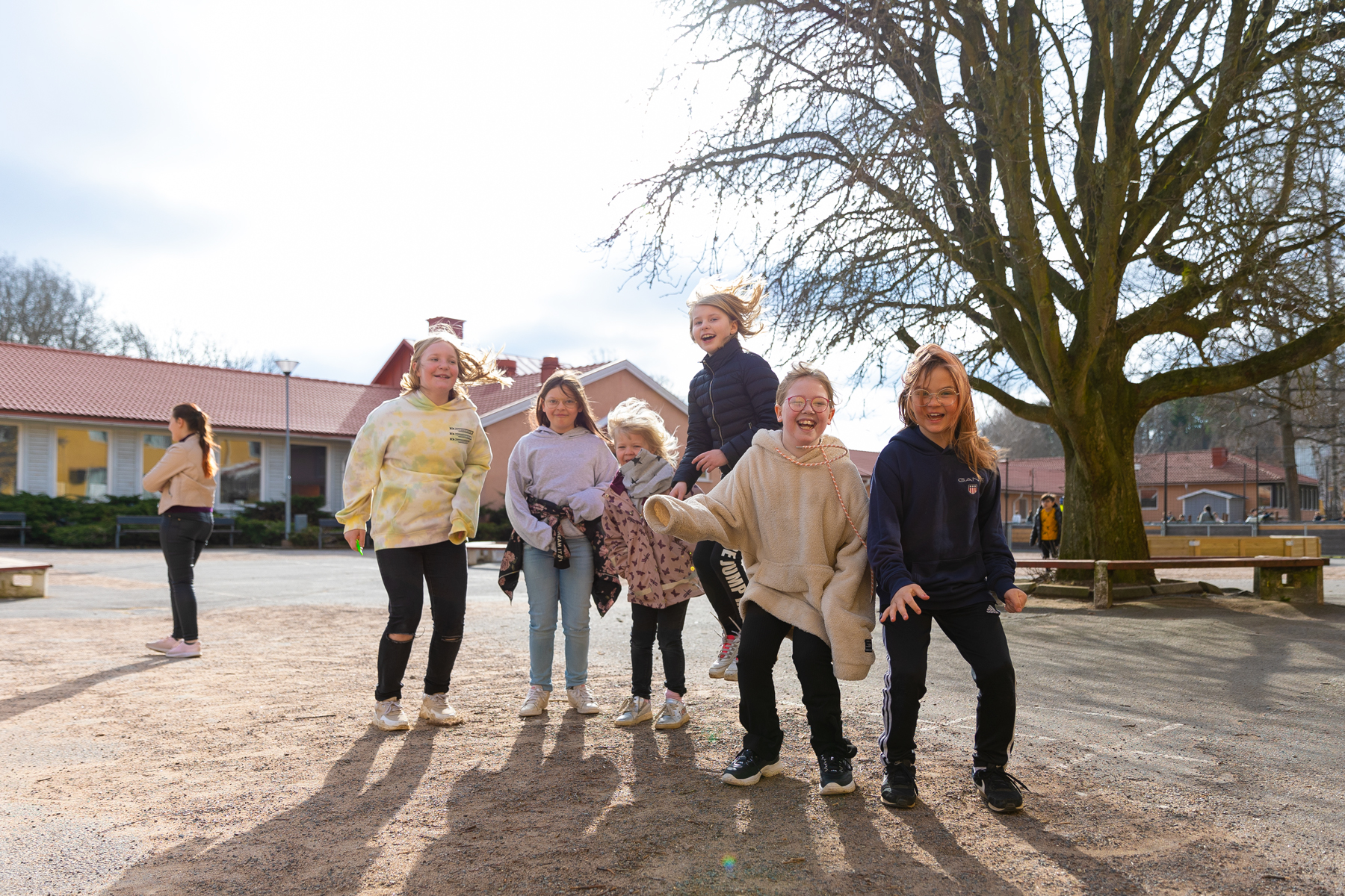 Elever hoppar på skolgården på Prolympia