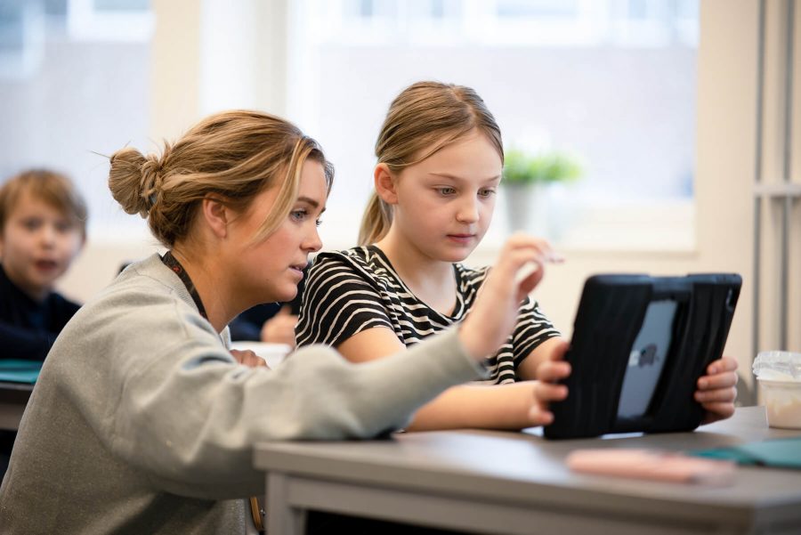 Lärare hjälper elev under lekton