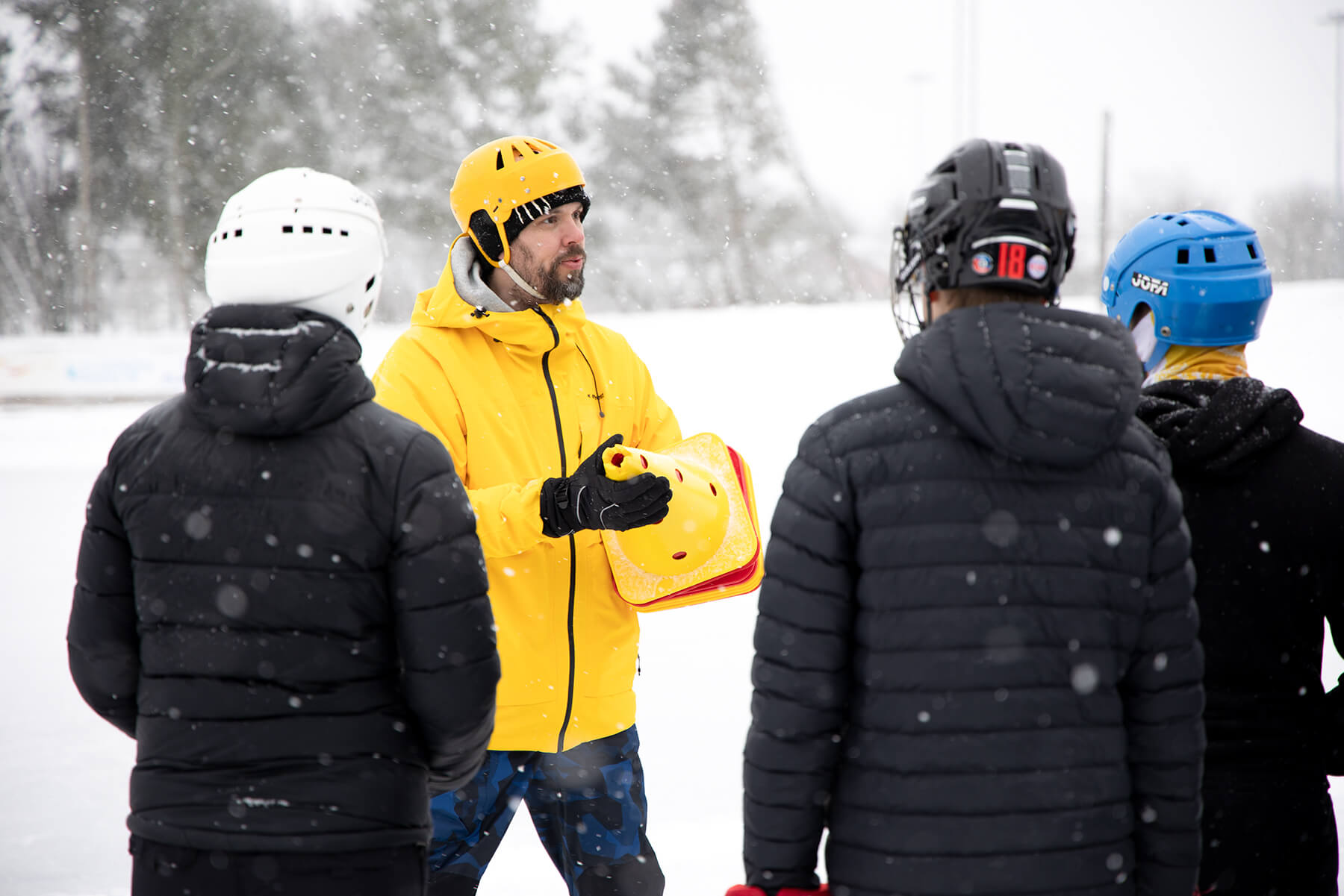 Lärare instruerar elever vid skridskoåkning
